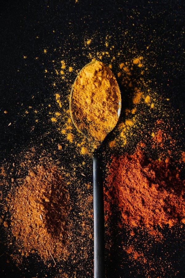 Comment la consommation de curcuma peut-elle aider à la gestion des douleurs articulaires et quelles formes de curcuma sont les plus efficaces?